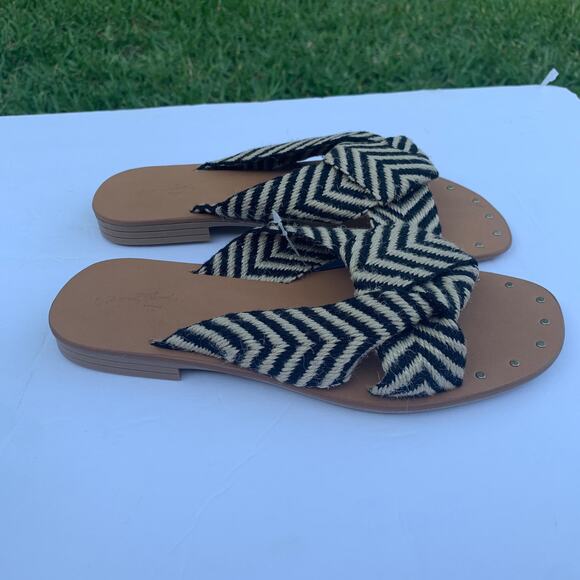 Universal Thread Women Flat Sandals/ Slip On Size 6 NWT - Picture 4 of 7